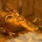 Sarkofagus emas dinasti ke-18 Firaun Tutankhamun (1332–1323 SM) terlihat di ruang pemakamannya di makam bawah tanahnya (KV62) di Lembah Para Raja di tepi barat sungai Nil, Luxor, Mesir (31/1). (AFP Photo/Mohamed El-Shahed)