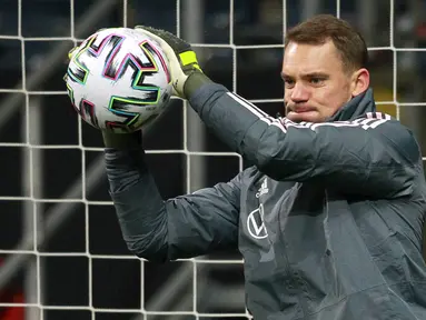 Kiper Jerman Manuel Neuer menangkap bola selama mengikuti sesi latihan tim di Frankfurt am Main, Jerman barat (18/11/2019). Jerman akan bertanding melawan Irlandia Utara pada Grup C Kualifikasi Piala Eropa 2020 di Commerzbank-Arena. (AFP Photo/Daniel Roland)