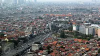 Lansekap pemukiman penduduk berlatar gedung bertingkat terlihat di Jakarta, Kamis (12/11/2015). Indonesia dibawah Myanmar dengan harga rata-rata Rp3.514.240 (US$ 259) permeter persegi. (Liputan6.com/Immanuel Antonius)