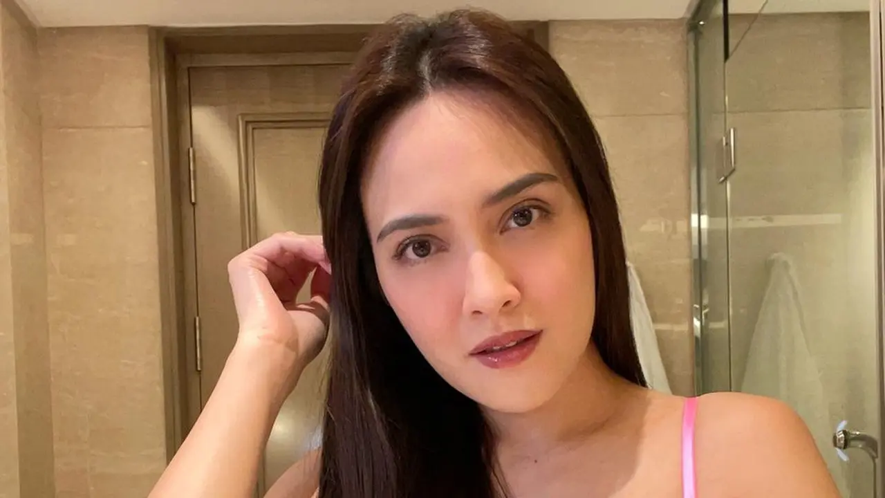 Cantiknya Pose Shandy Aulia Jalani Karantina dengan Lingerie Pink