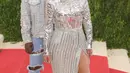 Kedua pasangan fenomenal, Kim Kardashian dan Kanye West terkenal dengan glamor justru menunjukan kualitas fesyen yang tidak begitu menawan. Kim berhasil pukau publik dengan gaun metalic yang panjang dan memperlihatkan lekuk tubuhnya. (AFP/Bintang.com)