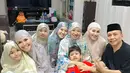 Momen tarawih perdana di Ramadhan 2024 keluarga Ayu Ting Ting jadi spesial berkat kehadiran calon ibu calon suaminya. (Liputan6.com/IG/@mom_ayting92_)