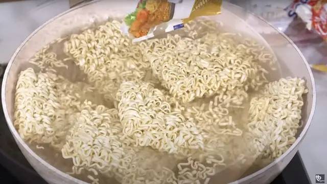 Mukbang Tanboy Kun Santap 12 Bungkus Mie Sedaap Varian Baru ala Chef Devina, Bikin Ngiler!