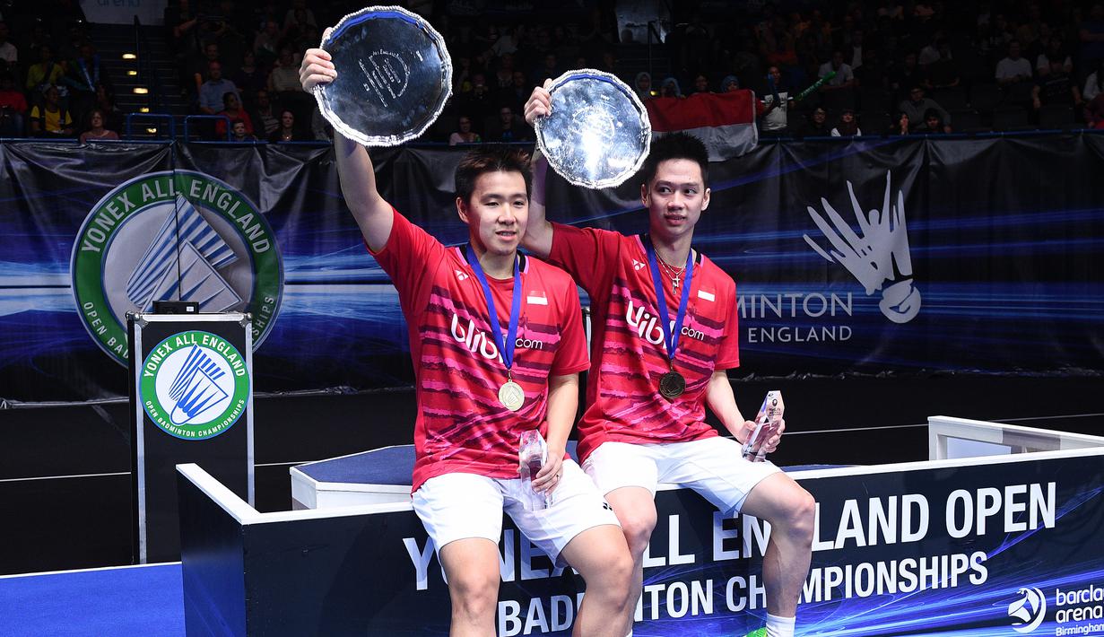 Ganda putra Indonesia, Kevin Sanjaya dan Marcus Gideon saat meraih gelar juara All England di Birmingham, Minggu (12/3/2017). Keduanya tahun ini akan berjuang untuk mempertahankan gelar juara All England. (AFP/Justin Tallis)