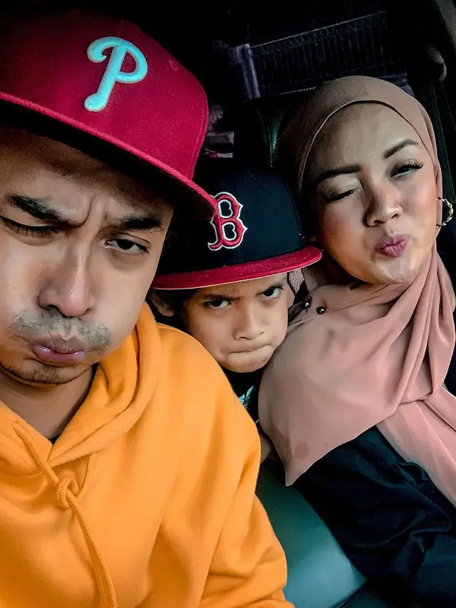 Jadi Suami Antagonis, Ini 7 Potret Hangat Panji Saputra dan Keluarga Kecilnya
