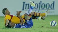 Cristian Gonzales, striker Arema Cronus terjatuh dan menindih pemain Persib Bandung di turnamen sepak bola Bali Island 2016 di Stadion Kapten I Wayan Dipta, Gianyar, Bali Selasa (23/2/2016). (Bola.com/Peksi Cahyo)