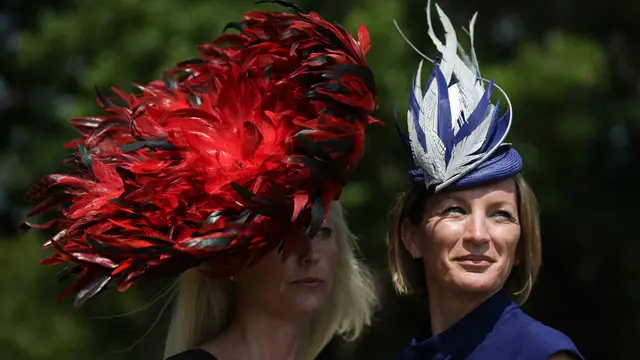 Topi Unik Wanita-Wanita Cantik di Arena Balap Kuda