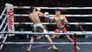 Petarung Indonesia, Ronal Siahaan, saat melawan petarung Malaysia, Putra Abdullah, pada pertandingan Byon Combat Showbiz Vol. 6 di Tennis Indoor Senayan, Jakarta, Sabtu (22/10/2025). (Bola.com/M Iqbal Ichsan)