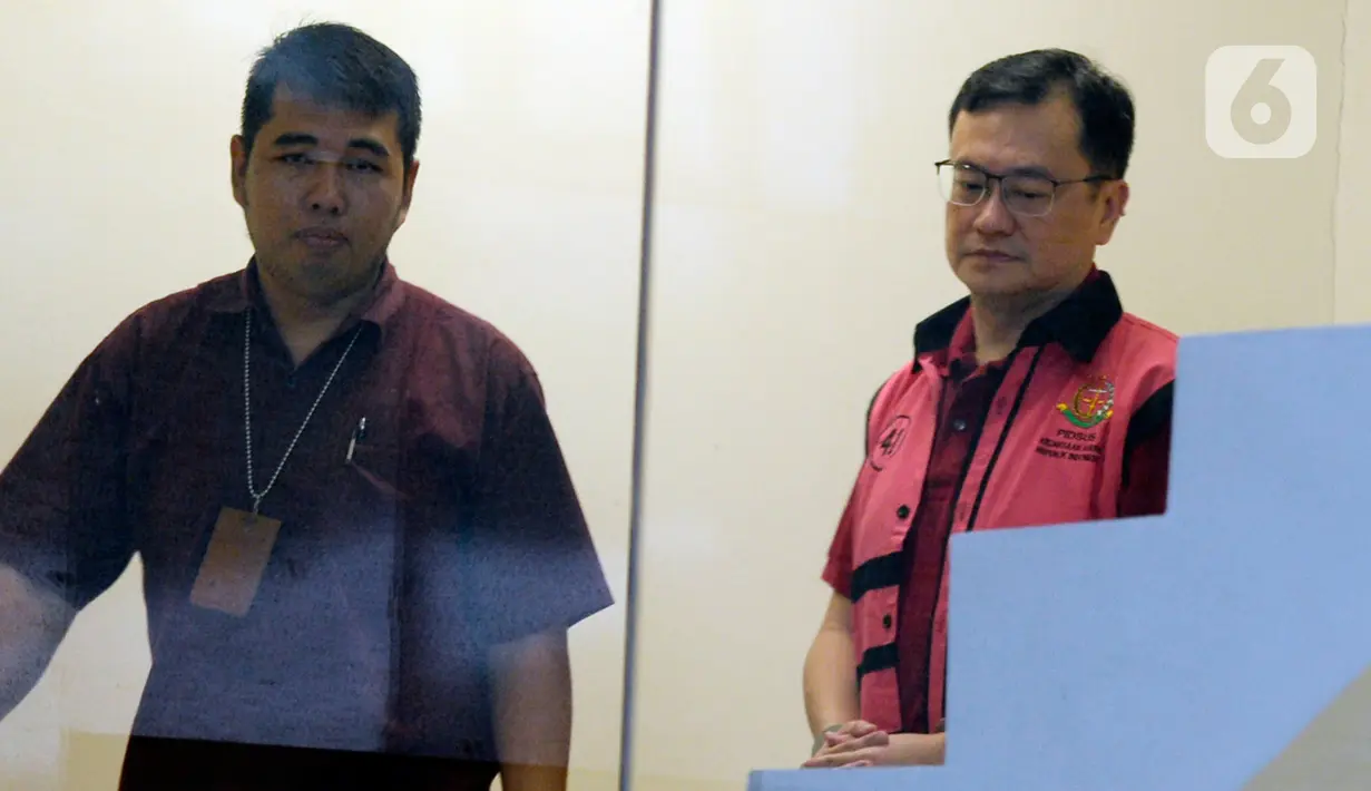 Komisaris PT Hanson International Tbk (MYRX), Benny Tjokrosaputro bersiap untuk menjalani pemeriksaan oleh penyidik Kejaksaan Agung di Gedung KPK, Jakarta, Jumat (31/1/2020). Benny diperiksa sebagai tersangka terkait kasus dugaan korupsi di PT Asuransi Jiwasraya (Persero). (merdeka.com/Dwi Narwoko)