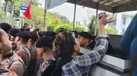 Sejumlah jurnalis tertahan di luar Kantor PN Jakarta Timur karena dilarang untuk meliput sidang yang menghadirkan Menko Marves Luhut Pandjaitan. (Liputan6.com/Nur Habibie)