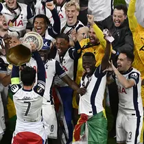 Son Heung-min (tengah) mengangkat trofi untuk merayakan kemenangan bersama para pemain Tottenham setelah menjuarai final Liga Europa 2024/2025 di Stadion San Mames, Bilbao, Spanyol, Kamis (22/05/2025) WIB. Tottenham menang dengan skor 1-0 atas Manchester United. (AFP/Ander Gillenea)