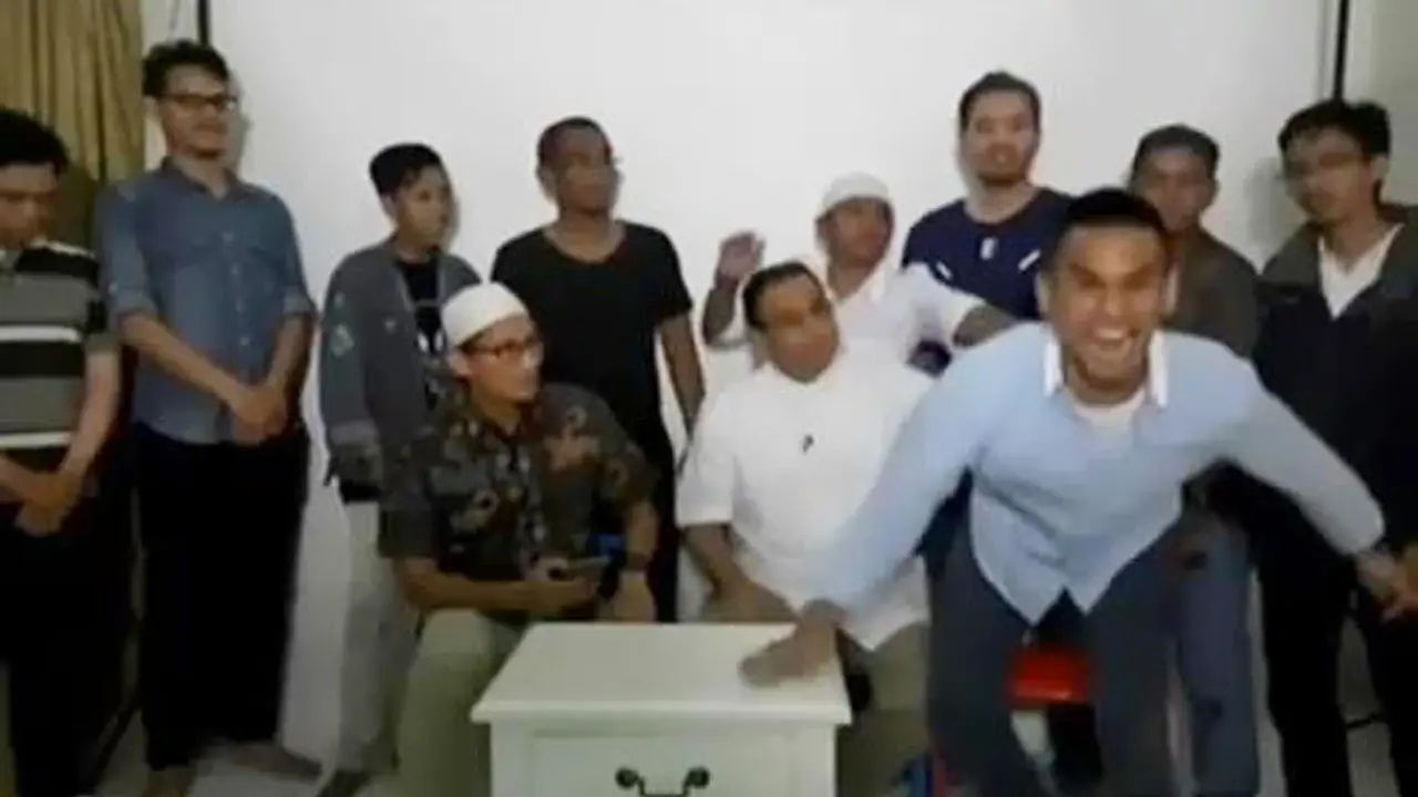 Kocaknya Anies - Sandi Tiru Gaya Korban Eyang Subur