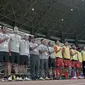 Pemain dan staf pelatih Indonesia menyanyikan lagu Indonesia Raya saat melawan Palestina pada laga Asian Games di Stadion Patriot, Jawa Barat, Rabu (15/8/2018). Indonesia takluk 1-2 dari Palestina. (Bola.com/Peksi Cahyo)