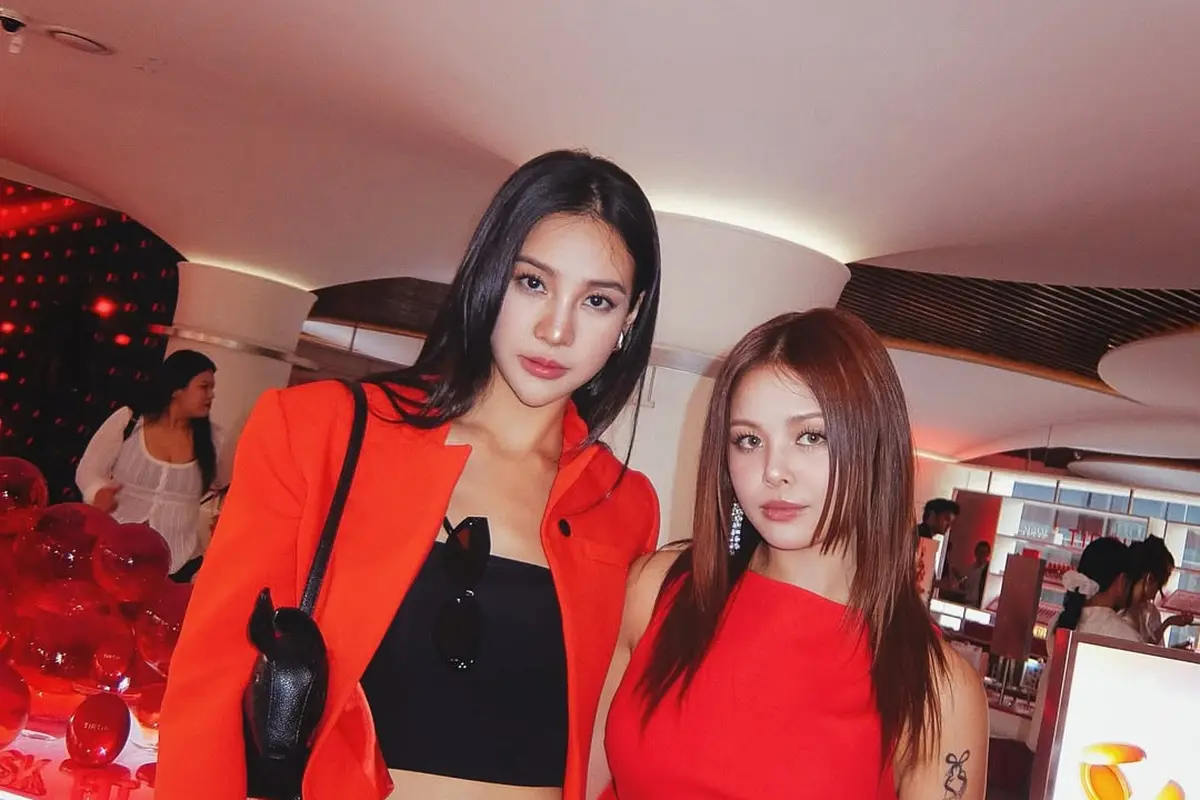 Anya Geraldine Tampil Sleek & Berkelas di Beauty Event Korea, Pose Bareng Sorn Eks CLC