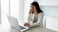 Wanita yang kelelahan bekerja di depan laptop (Foto dok : Freepik/freepik).