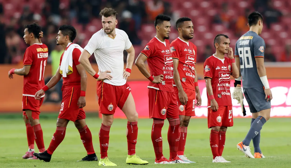 Pemain Persija Jakarta tampak kecewa usai gagal mengalahkan PSM Makassar pada laga Liga 1 2019 di SUGBK, Jakarta, Rabu (28/8). Kedua tim bermain imbang 0-0. (Bola.com/M Iqbal Ichsan)