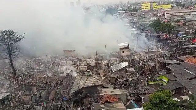 Kebakaran melanda permukiman di Jalan Kemayoran Gempol, Kemayoran, Jakarta Pusat, pada Selasa (21/1/2025)