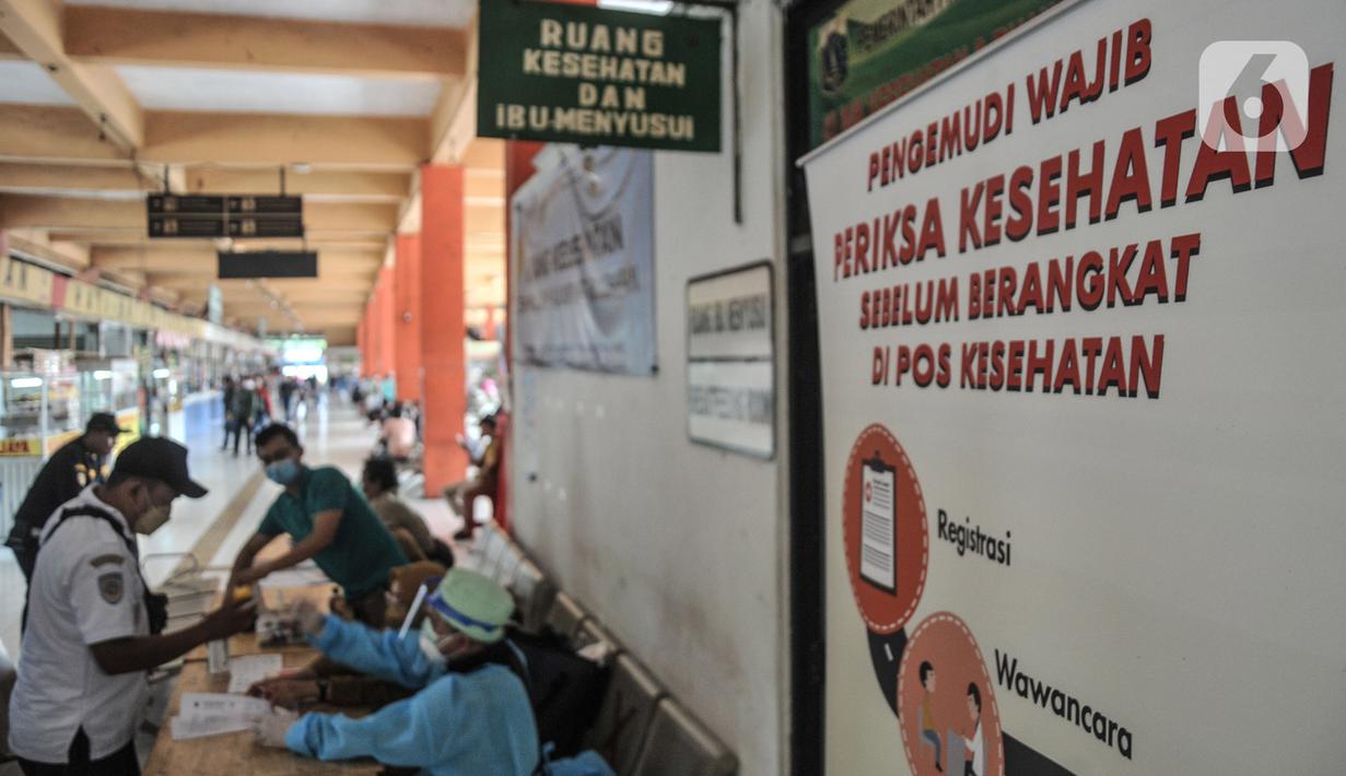 Sopir bus antarkota antarprovinsi (AKAP) saat menjalani tes kesehatan di Terminal Kampung Rambutan, Jakarta Timur, Selasa (20/12/2022). Memasuki arus libur Natal dan Tahun Baru, Dinas Perhubungan bersama Dinas Kesehatan DKI Jakarta menggelar tes kesehatan bagi sopir dan kondektur selama seminggu ke depan guna mencegah penggunaan narkoba serta untuk menjamin keselamatan perjalanan. (merdeka.com/Iqbal S. Nugroho)