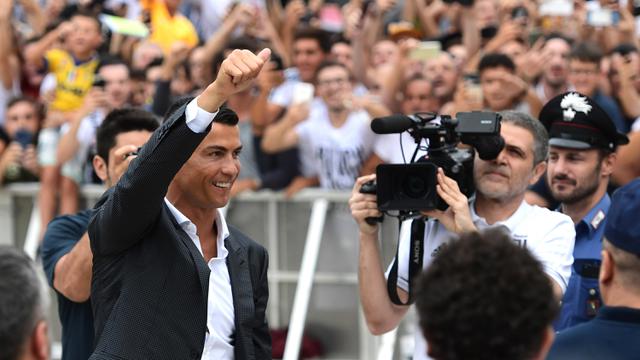 FOTO: Suporter Juventus Sambut Kedatangan Cristiano Ronaldo