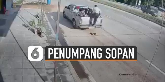 VIDEO: Kocak, Naik Mobil Tapi Lepas Sandal dan Ditinggal
