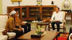 Presiden Joko Widodo (Jokowi) menerima kedatangan dua pedagang yang tokonya dijarah perusuh aksi 22 Mei, di Istana Merdeka, Jumat (24/5/2019). Pedagang Abdul dan Ismail ini mengalami kerugian setelah warung kopinya di Jl H Agus Salim dan di KH Wahid Hasyim dijarah massa. (Liputan6.com/Angga Yuniar)