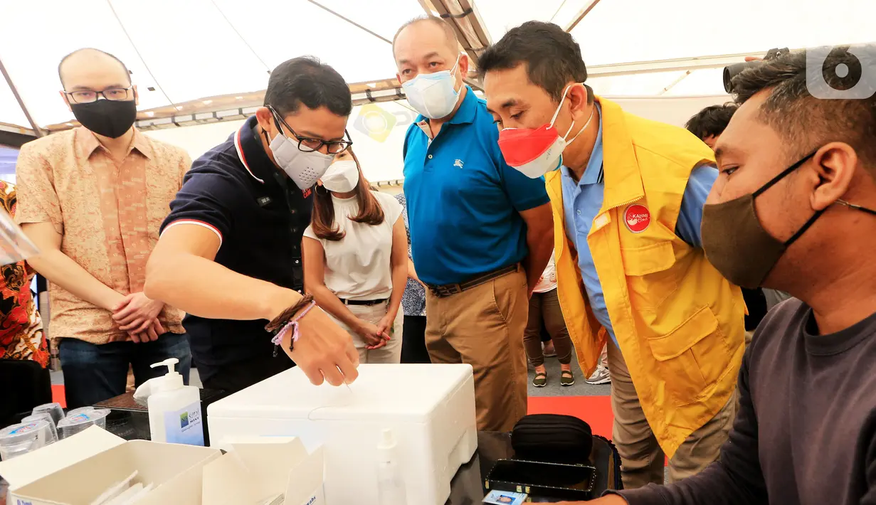 Co Founder Traveloka Albert, Menteri Pariwisata dan Ekonomi Kreatif Sandiaga Uno dan Anggota Komisi XI DPR Kamrussamad berbincang seusai meninjau sentra vaksinasi Covid-19 di Kebon Jeruk, Jakarta, (25/07/2021). (Liputan6.com/HO/Bon)