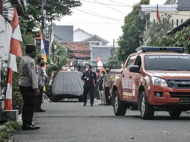 Tim Inafis Bareskrim Polri saat mendampingi tim Komnas HAM meninjau TKP kasus penembakan Brigadir Yosua Nofriansyah Hutabarat atau Brigadir J di rumah dinas eks Kadiv Propam Polri Irjen Ferdy Sambo, Duren Tiga, Jakarta Selatan, Senin (15/8/2022). Kedatangan dua komisioner Komnas HAM tersebut untuk mencocokkan data-data yang sudah dikumpulkan dengan kondisi di TKP. (merdeka.com/Iqbal S Nugroho)