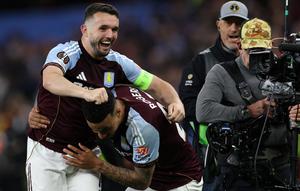 Gelandang Aston Villa, John McGinn, merayakan kemenangan bersama Morgan Rogers setelah pertandingan sepak bola leg kedua semifinal Liga Europa 2025/2026 antara Aston Villa dan Nottingham Forest di Villa Park, Birmingham, Inggris tengah, pada 7 Mei 2026. Aston Villa memenangkan pertandingan tersebut dengan skor 4-0. (Darren Staples / AFP)