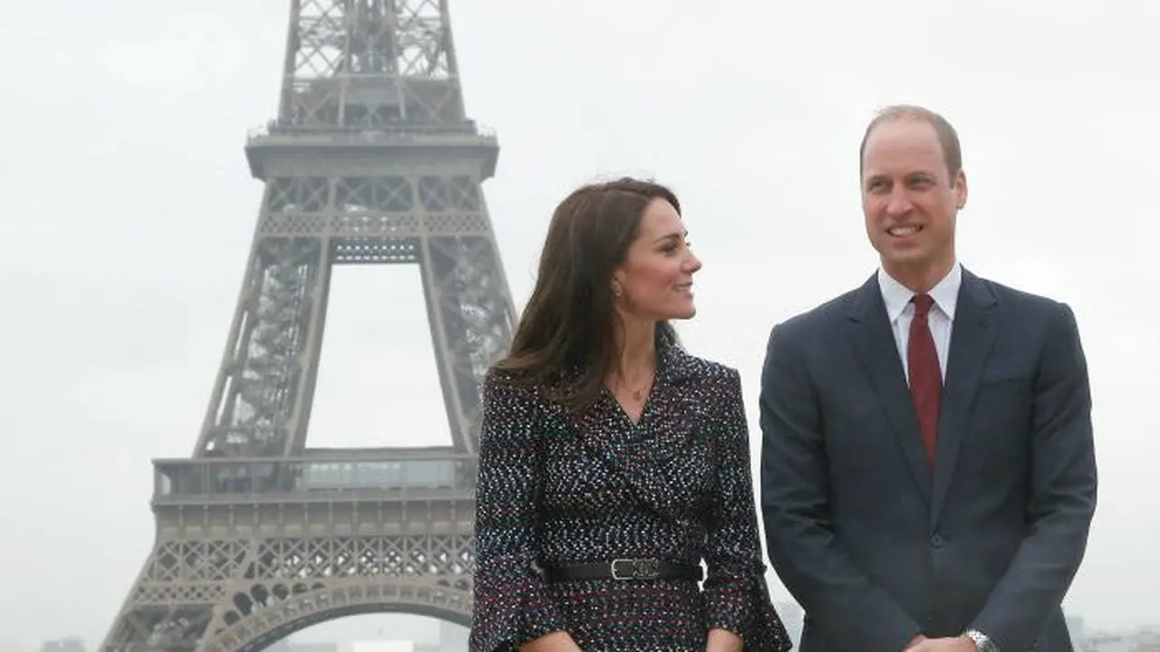 Pangeran William dan istri, Kate Middleton berpose dengan latar belakang Menara Eiffel