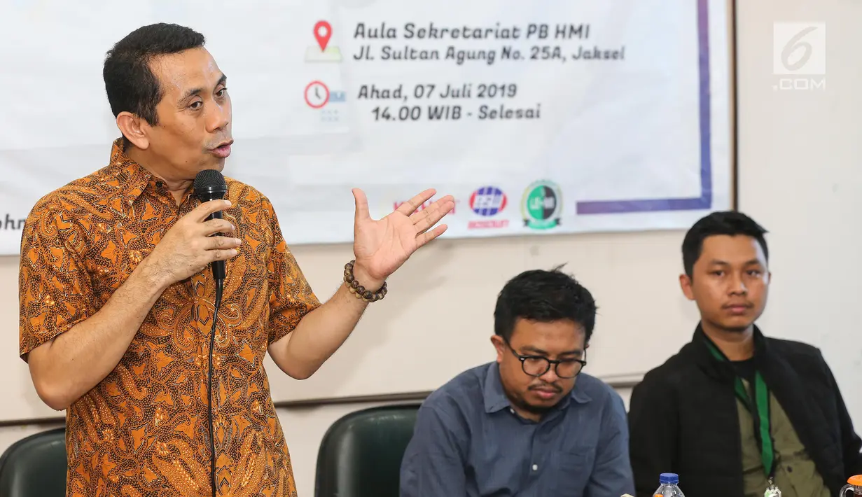 Founder KAHMIPreneur, Kamrussamad menjadi pembicara dalam Tadarus Ekonomi bertajuk Iklim Bisnis dan Stabilitas Harga Pasar, Jakarta, Minggu (7/6/2019). Tadarus Ekonomi membahas prospek ekonomi Indonesia pasca Pemilu 2019 yang dapat memberikan kepastian ekspektasi pasar. (Liputan6.com/Fery Pradolo)