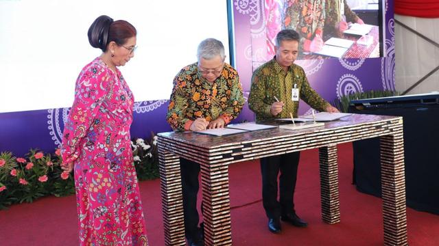 Menteri Kelautan dan Perikanan Susi Pudjiastuti meresmikan Cold Storage 1.000 ton yang merupakan salah satu prioritas pembangunan kelautan dan perikanan di Kawasan Perikanan Muara Baru, Kecamatan Penjaringan, Jakarta Utara.