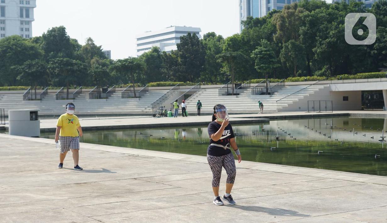 Warga beraktivitas di sekitar Taman Lapangan Banteng, Jakarta Pusat, Sabtu (13/6/2020). Mulai hari ini, Taman Lapangan Banteng kembali dibuka untuk umum namun jumlah pengunjung tetap dibatasi sebanyak 200 orang setiap pagi dan sore hari. (Liputan6.com/Immanuel Antonius)