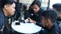 Tim PES Indonesia sedang berdiskusi membahas taktik, di London, Inggris. Mereka akan beraksi pada nomor co-op, malam ini.  (FOTO / Liga1PES)
