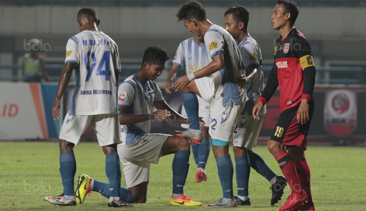 Para pemain PSIS Semarang merayakan gol Hari Nur Yulianto saat melawan PS Mojokerto pada laga 8 besar  grup Y Liga 2 Indonesia di Stadion GBLA, Bandung, Sabtu (18/11/2017). PSIS Semarang menang 3-0. (Bola.com/Nicklas Hanoatubun)