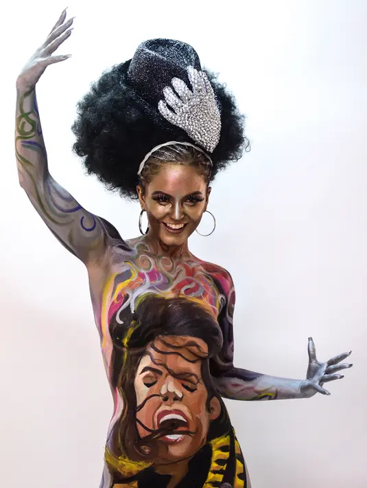 Gambar wajah Michael Jackson di tubuh seorang model saat pameran body painting, Santiago (24/11/2015). Lebih dari 100 desain yang terinspirasi oleh ikon musik, dipamerkan dalam pameran tersebut (AFP Photo/Martin Bernetti)