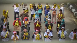 Massa menggelar aksi Karnaval Rakyat Lawan Korupsi menuntut untuk menghentikan kriminalisasi terhadap KPK, Rabu (8/4/2015). Aksi tersebut digelar dari patung kuda menuju Istana Negara, Jakarta. (Liputan6.com/Faizal Fanani)
