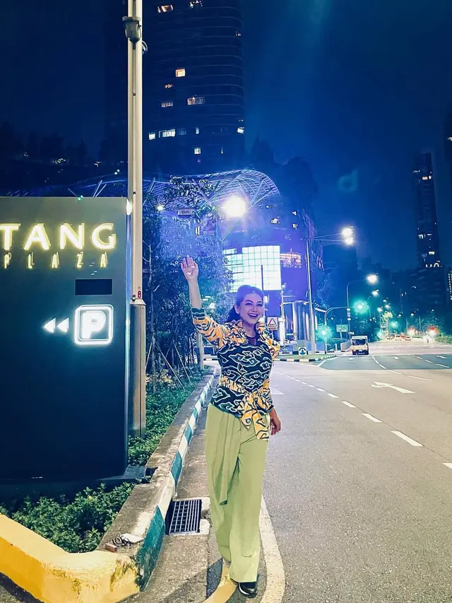 Inspirasi Outfit Batik ala Bella Saphira