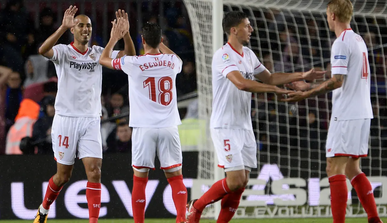 Para pemain Sevilla merayakan gol Guido Pizarro (kiri) saat melawan Barcelona pada lanjutan La Liga Santander di Camp Nou stadium, Barcelona, (4/11/2017). Barcelona menang 2-1. (AFP/Josep Lago)