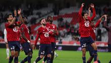 Para pemain Lille termasuk Calvin Verdonk merayakan kemenangan pertandingan sepak bola L1 Prancis antara LOSC Lille dan Angers SCO di Stade Pierre-Mauroy di Villeneuve-d'Ascq, dekat Lille pada 2 November 2025. (Anne-Christine POUJOULAT / AFP)