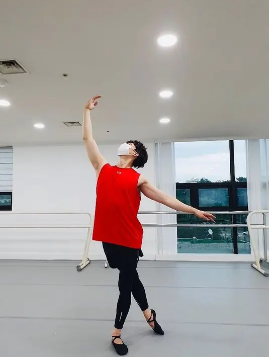 Balet bukanlah tarian yang mudah untuk dilakukan, kerja keras Song Kang tekun mempelajarinya untuk serial "Navillera" pun berhasi mengesankan banyak orang, termasuk para kritikus. (Foto: Instagram/songkang_b)