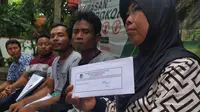 Perwakilan warga Dusun Pancer masih setia menunggu Presiden Joko Widodo untuk mengadukan nasib warga yang makin terdesak tambang emas. (Liputan6.com/ Achmad Soedarno)