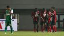Para pemain Persipura Jayapura, merayakan gol Ricky Kayame saat melawan PS TNI  pada laga Torabika SC 2016 di Stadion Pakansari, Bogor, Minggu (19/6/2016). (Bola.com/Nicklas Hanoatubun)