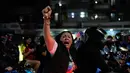 Sebelumnya, organisasi itu memastikan bahwa 383 tahanan politik telah dibebaskan sejak pemerintah Venezuela mengumumkan pada 8 Januari 2026 akan memulai serangkaian pembebasan baru. Tampak dalam foto, aktivis politik Venezuela, Dignora Hernandez menaiki sepeda motor melewati Caracas setelah dibebaskan dari tahanan, Minggu, 8 Februari 2026. (AP Photo/Ariana Cubillos)