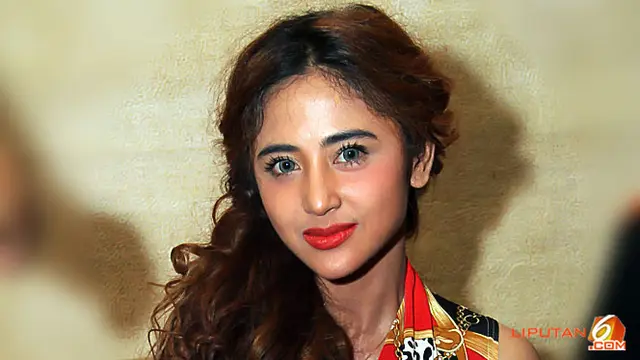 dewi_perssik_lagi_121120b.jpg