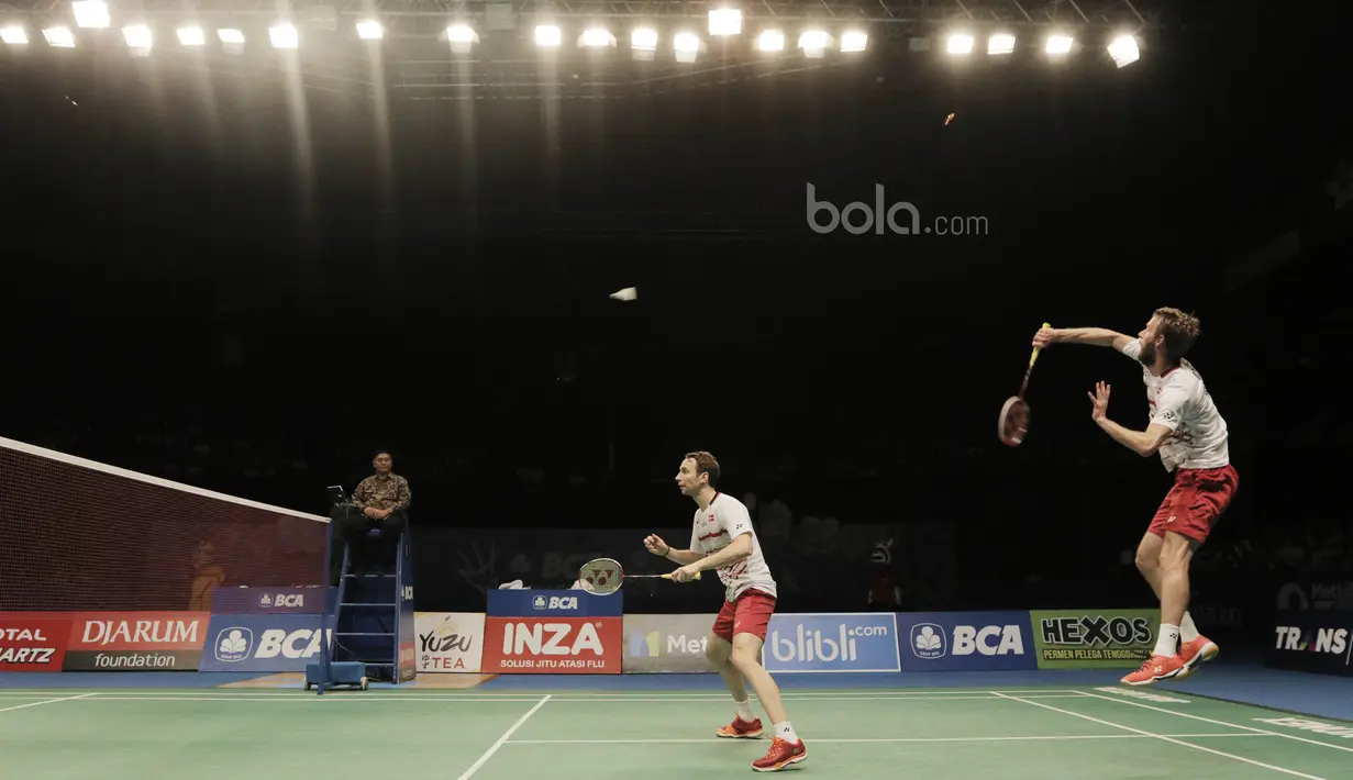 Pasangan Denmark, Mathias Boe/Carsten Morgensen, saat menghadapi pasangan China, Li Junhui/Liu Yuchen. Boe/Morgensen memberi perlawanan ketat sebelum akhirnya menyerah. (Bola.com/M Iqbal Ichsan)