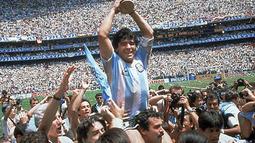 Kapten Timnas Argentina, Diego Maradona, mengangkat trofi usai menumbangkan Jerman Barat di Final Piala Dunia di Stadion Azteca, Meksiko, 29 Juni 1986. (Istimewa)