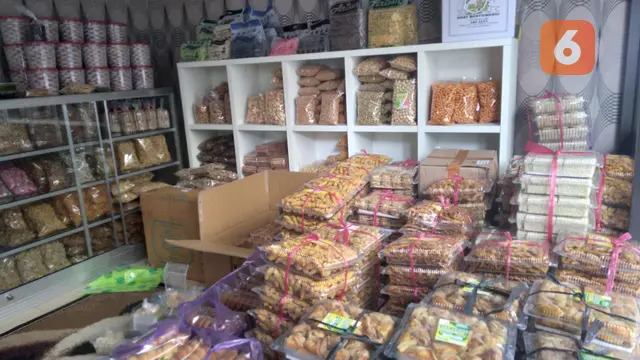 Berbagai macam jenis kue lebaran yang menjadi buruan masyarakat (Hermawan Arifianto/Liputan6.com)