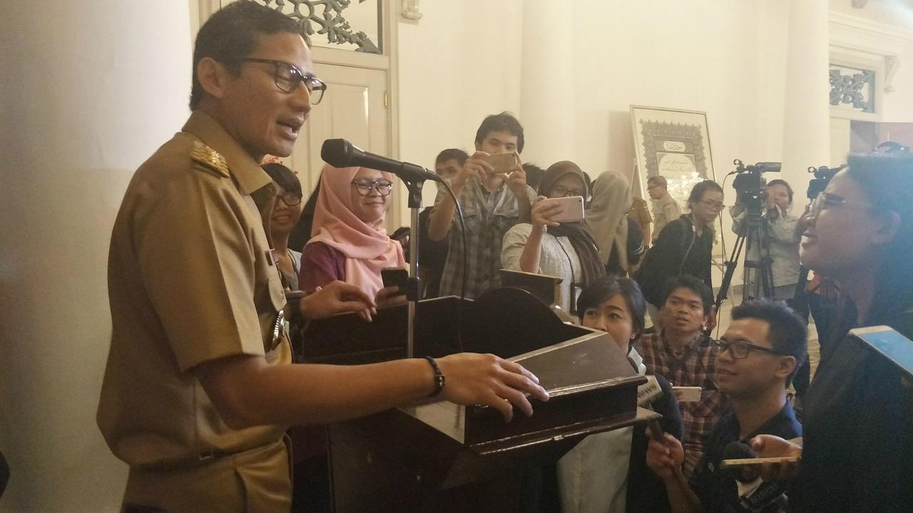 Sandiaga Uno melayani wawancara di mimbar