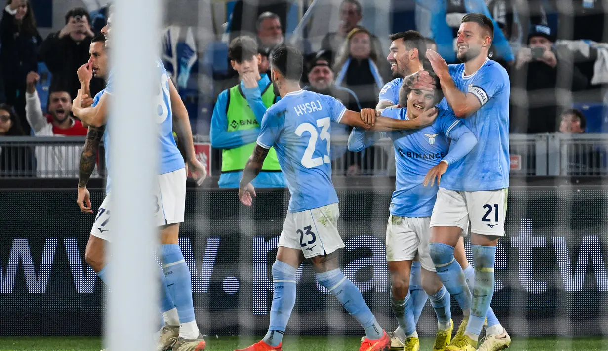 Dengan koleksi 30 poin menyamai raihan AC Milan, Lazio sukses menggusur Rossoneri dari posisi kedua karena unggul selisih gol, 18 berbanding 13. (AFP/Alberto Pizzoli)