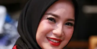 "Jadi sebenarnya tak ada yang berubah ya. Hanya penampilan saja. Aku juga setelah berhijab ini gak mau dikotak-kotakkan," tutur Chacha Frederica di Margo City, Depok, Jawa Barat, belum lama ini. (Adrian Putra/bintang.com)